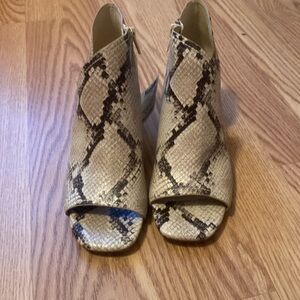 Snakeskin pattern open toe short boots